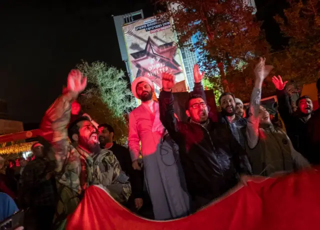 شادی چند ایرانی از حمله موشکی و پهپادی گسترده به اسرائیل