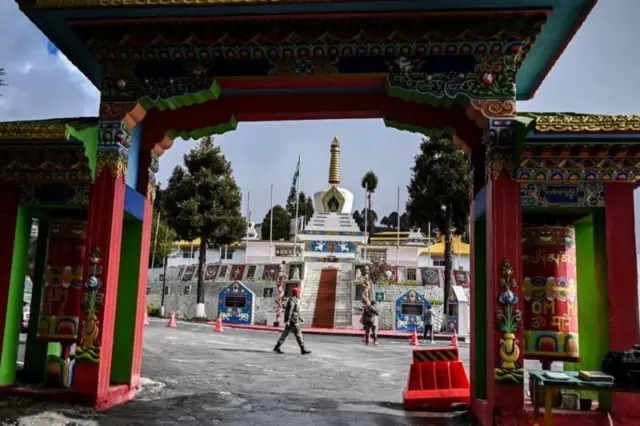 हे अरुणाचल प्रदेशमधील तवांग जिल्ह्यातील भारतीय सैनिकांचे स्मारक आहे. हा फोटो 2023 मधील आहे. 