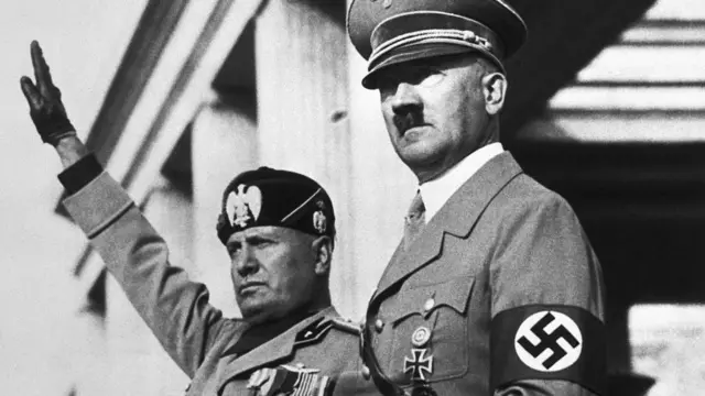 Adolf Hitler y Benito Mussolini en una fotografía en blanco y negro.