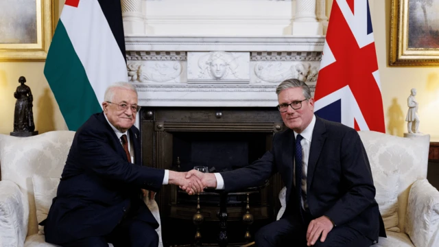 İngiltere Başbakanı Keir Starmer ve Filistin Yönetimi lideri Mahmud Abbas. 