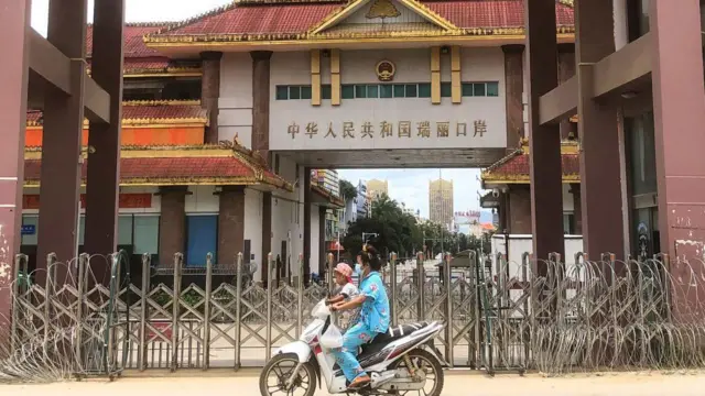 ရှမ်းပြည်နယ်(မြောက်ပိုင်း) မူဆယ်မြို့၊ တရုတ်-မြန်မာနယ်စပ်က  ဆင်ဖြူဂိတ်ပေါက် (ပုံဟောင်း)