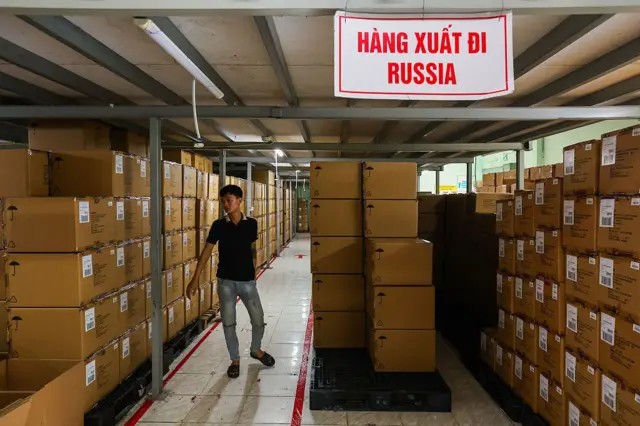 Bên trong một nhà máy dệt may của Việt Nam Bên trong một nhà máy dệt may của Việt Nam