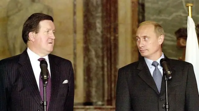 नाटोचे तत्कालीन सरचिटणीस लॉर्ड रॉबर्टसन (डावीकडे) आणि पुतिन.