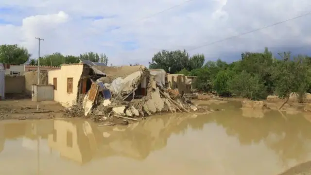 سیلاب در افغانستان ده‌ها قربانی گرفته و در این عکس خانه‌ای دیده می‌شود که بر اثر سیل ویران شده است. 