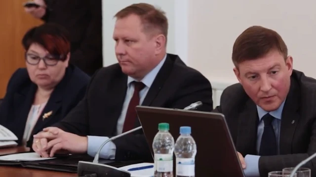 Трое мужчин в костюмах на официальном мероприятии
