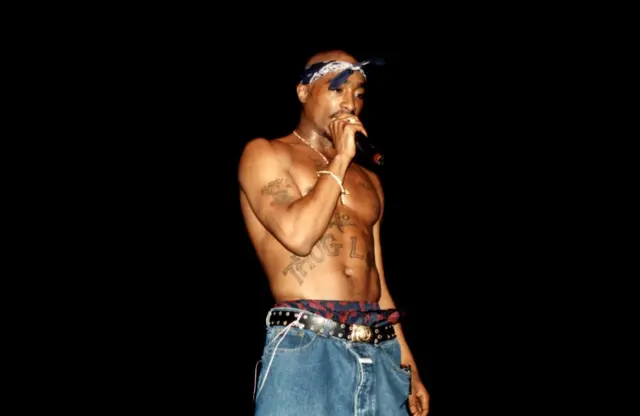 Tupac Shakur durante un show en el Regal Theater de Chicago en marzo de 1994.