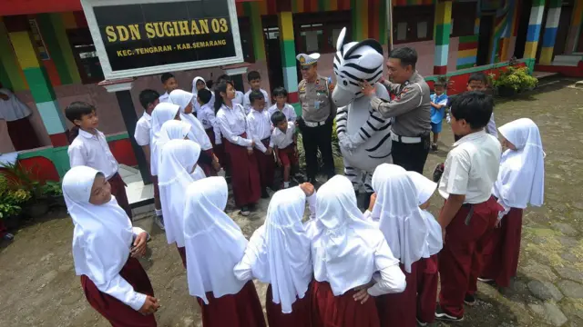 Anggota Polres Semarang memberikan edukasi antisipasi penculikan kepada para siswa di Sekolah Dasar Negeri 3 Sugihan, Tengaran, Kabupaten Semarang, Jawa Tengah, Selasa (14/2/2023).