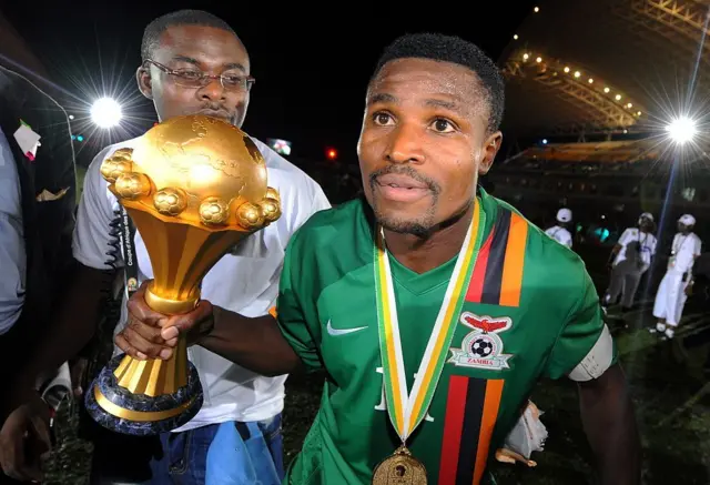 Christopher Katongo soulève le trophée de la 28e Coupe d'Afrique des Nations Orange (CAN 2012 Guinée équatoriale Gabon) le 12.02.2012 à l’issue de la finale entre Zambie contre Côte d'Ivoire. 
