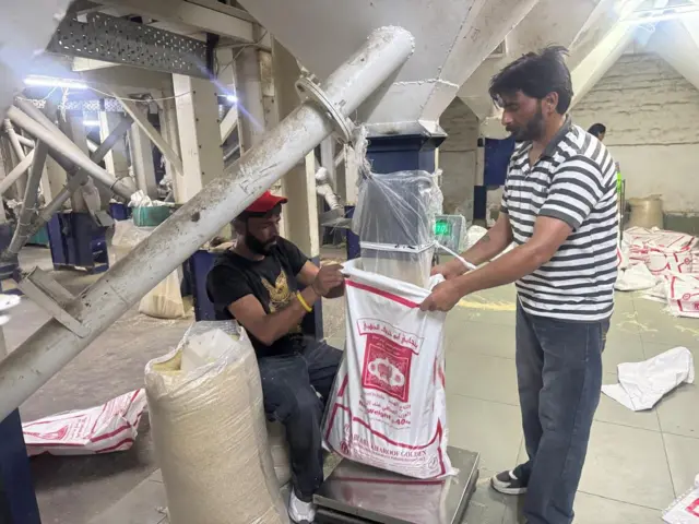 ਬਾਸਮਤੀ ਚੌਲ ਗੋਦਾਮ 'ਚ ਕੰਮ ਕਰਦੇ ਕਾਮਿਆਂ ਦੀ ਤਸਵੀਰ