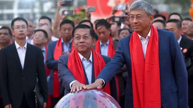 মিয়ানমারের সেনাপ্রধানের সঙ্গে সে দেশে নিযুক্ত চীনা রাষ্ট্রদূত। জানুয়ারি ২০২৩