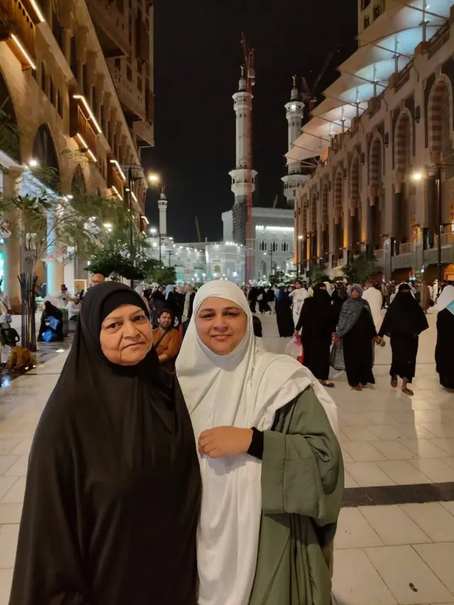 سمیرہ سیف اپنی والدہ کے ساتھ اجمیر درگاہ کی جانب جانے والے بادشاہ جہانگیر کے نام والے دروازے جہانگیر گیٹ پر