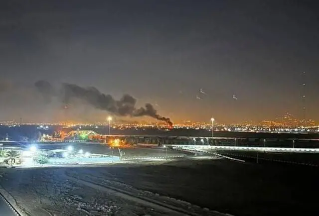حمله اسرائیل به پایگاه پدافند هوایی حضرت امیرالمومنین در جنوب تهران که ستونی از دود سیاه در آن دیده می‌شود