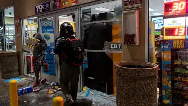 Dis foto from agencies show pipo wey dey tiff tins from gas station, but e no dey clear if dem dey linked to di protests