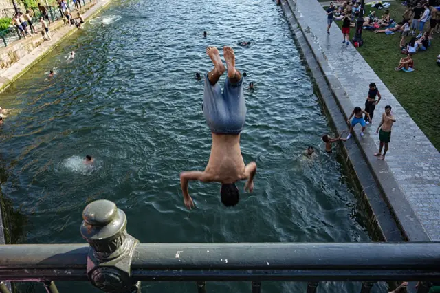 Homem pula em canal em Paris no dia 23 de junho de 2026
