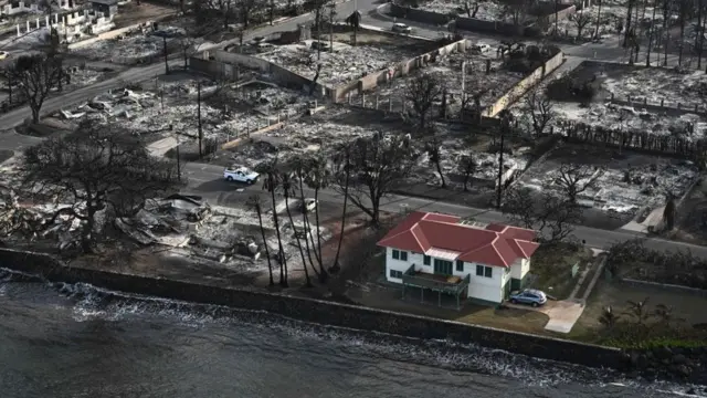 Casatelhado vermelho que sobreviveu aos incêndiosLahaina,Maui, no Havaí