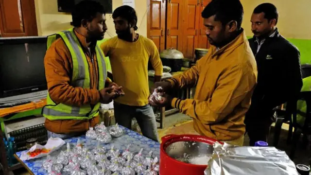 ટનલમાં ફસાયેલા મજૂરો માટે ભોજન મોકલવામાં આવી રહ્યું છે 