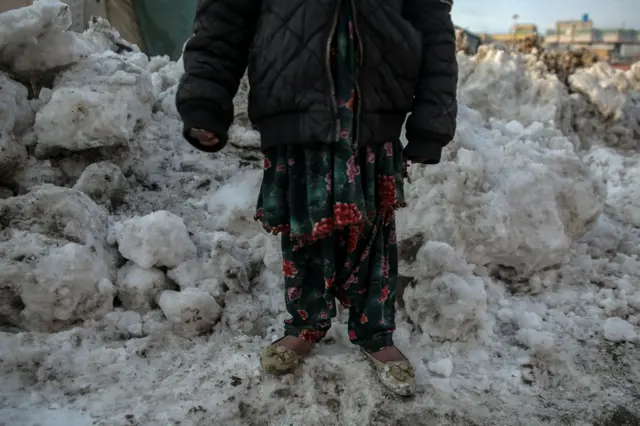 دختری در میانه برف و سرما در کابل