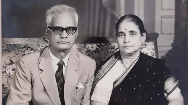 प्राध्यापक देवधर आणि त्यांच्या पत्नी. मुंबईत देवधरांचं घर हेच कुमार गंधर्वांचं घर बनलं.