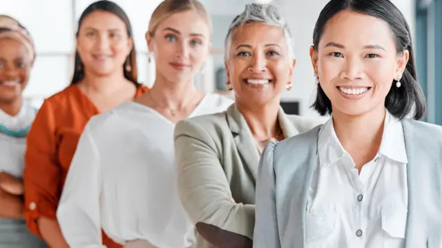 Raznolika grupa žena u biznisu