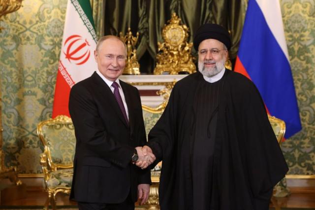 Tổng thống Nga Putin đón tiếp Tổng thống Iran Ebrahim Raisi tại Điện Kremlin vào tháng 12/2023  