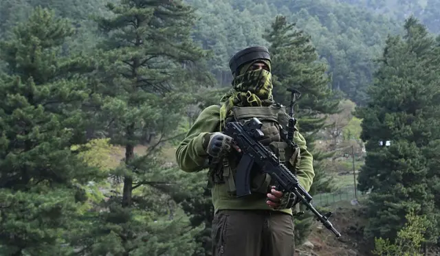 Askari wa jeshi la India anaendelea kushika doria huko Pahalgam, kusini mwa Srinagar mnamo Aprili 23, 2025, kufuatia shambulio.