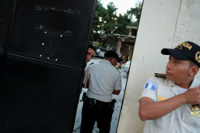 Agentes de policía vigilan el edificio de la Fiscalía General de la República luego de que, según los fiscales, las autoridades guatemaltecas rescataran a varios niños