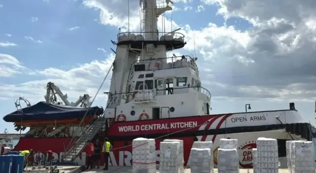 Open Arms 구호선은 몇 주 동안 출발할 준비가 되어 있었다고 자선단체 설립자가 말했다