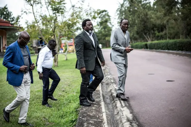 Le président de la RJoseph Kabila marche dans son ranch personnel le 10 décembre 2018 à Kinshasa.