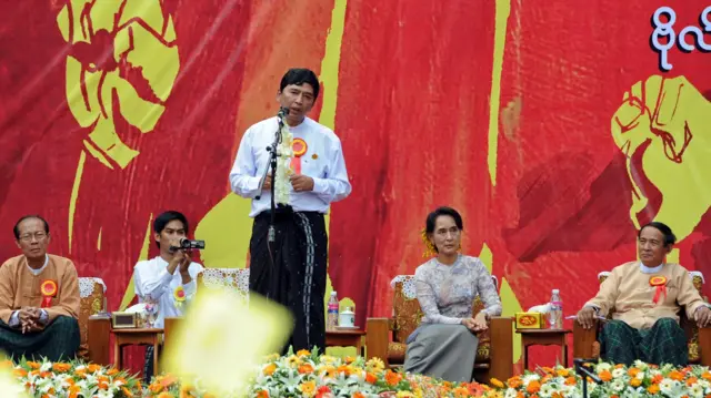 ဒေါ်အောင်ဆန်းစုကြည်နဲ့အတူတွေ့ရတဲ့ ဦးမင်းကိုနိုင် 