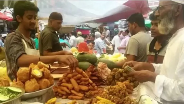 ঢাকার ইফতারের বাজার 
