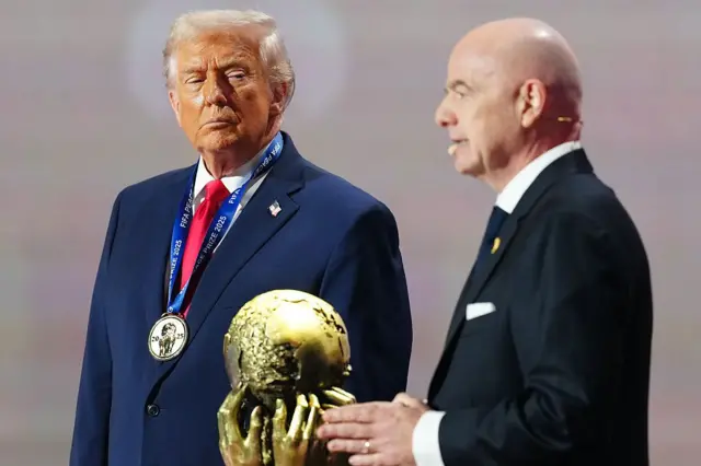 El presidente estadounidense, Donald Trump, recibe un premio de la paz de parte del jefe de la FIFA, Gianni Infantino, en diciembre de 2025.