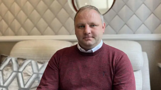 సాధారణ జీవితం,గారెత్ జోన్స్,గృహ హింస