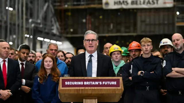 Кир Стармер выступает с речью