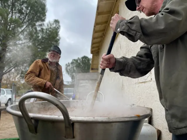 Samuel Schultz e outros voluntários locais cozinhamJacumba, Califórnia