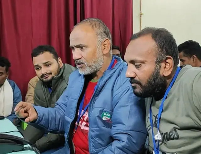 প্রধানমন্ত্রী নরেন্দ্র মোদীর সঙ্গে কথা বলছেন শ্রমিকরা, মাঝে নীল জ্যাকেট পড়ে গব্বর সিং নেগি