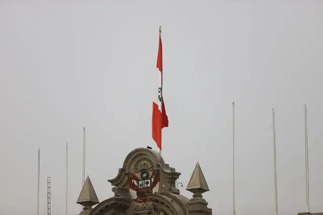 La bandera peruana izada sobre el palacio de Gobierno del país.