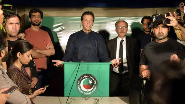 সংবাদ সম্মেলন করেন ইমরান খান। 