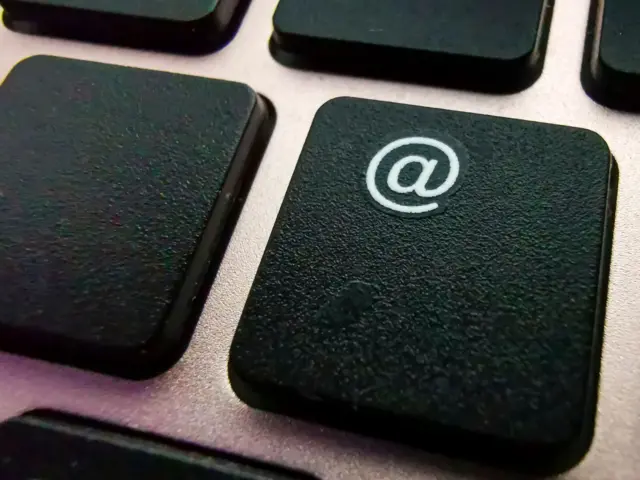 कीबोर्डवर @ हे चिन्हं