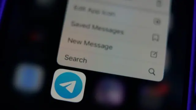 Pantalla del celular con la aplicación de Telegram