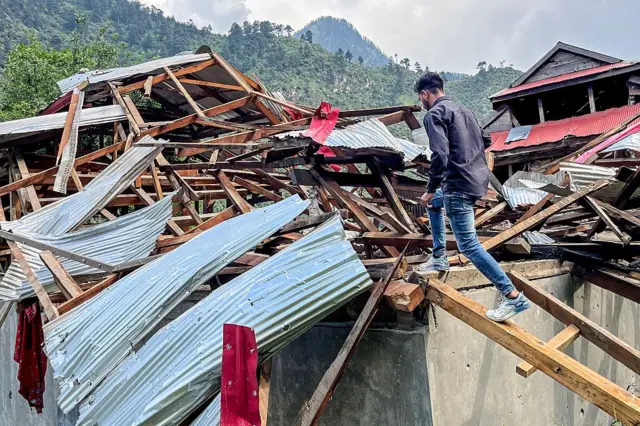 পাকিস্তান শাসিত কাশ্মীরের নীলম উপত্যকায় ভেঙে পড়া এক বাড়ি।