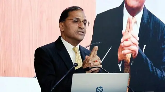 নির্বাচন কমিশনে অরুণ গোয়েলের নিয়োগ নিয়েও বিতর্ক ছিল। 