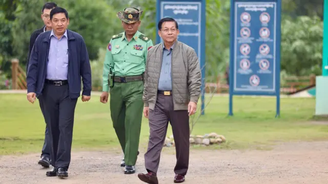 ပြင်ဦးလွင် ခရီးစဉ်တစ်ခုမှာ ဗိုလ်ချုပ်မှူးကြီးမင်းအောင်လှိုင်နဲ့အတူတွေ့ရတဲ့ ဗိုလ်ချုပ်ကြီးညိုစော