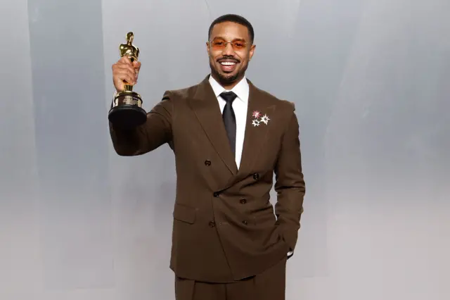 مایکل بی. جردن برای بازی در فلم Sinners «گناهکاران» جایزه بهترین بازیگرد مرد را به دست آورد.