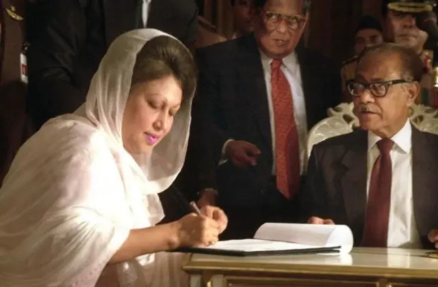 ২০০১ সালে নির্বাচনের পর প্রধানমন্ত্রী হিসেবে শপথ গ্রহণের পর স্বাক্ষর করছেন খালেদা জিয়া।