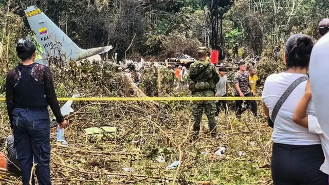 Personas y militares junto al avión siniestrado este lunes 23 de marzo. 