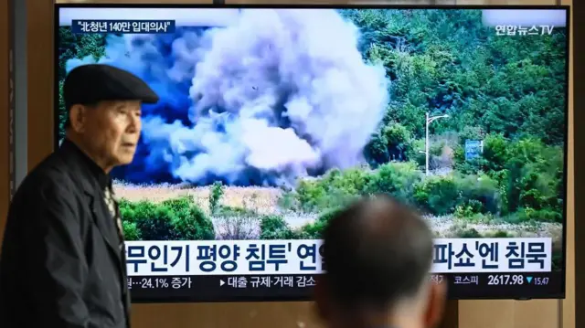 बीते दिनों उत्तर कोरिया ने उसे दक्षिण कोरिया से जोड़ने वाली सड़क के एक हिस्से को उड़ा दिया