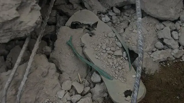 Ndị ọrụ gbata gbata na-achọ ịzọpụta ụmụakwụkwọ ka tọọrọ ebe ahụ