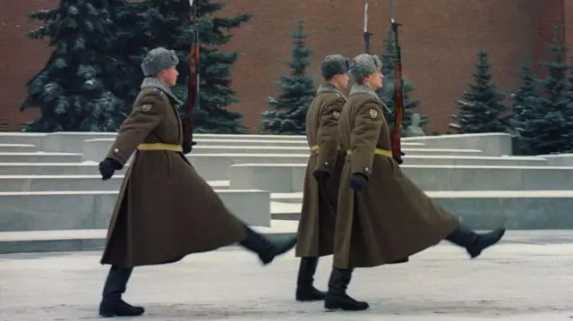 Soldados marcham no Kremlin onde tremula a bandeira da URSS