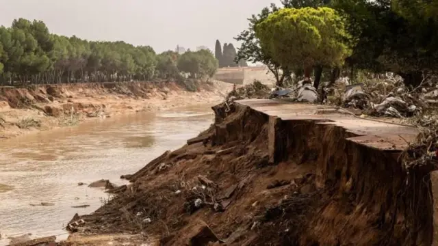 पुराच्या पाण्याने तुटलेले नदीचे किनारे 