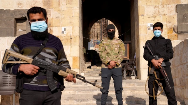 Pejuang pemberontak siaga dengan senjata mereka di Aleppo, setelah kelompok pemberontak mengumumkan bahwa mereka telah menggulingkan Bashar al-Assad di Alleppo, Suriah, 9 Desember 2024. 